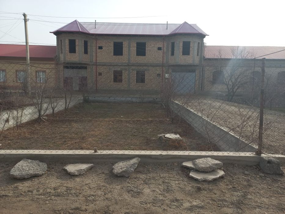 Курилиши тугалланмаган ховли