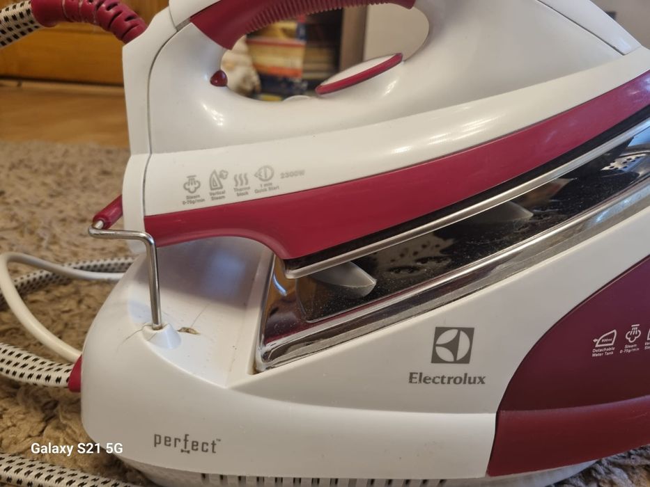 Vând statie de călcat Electrolux