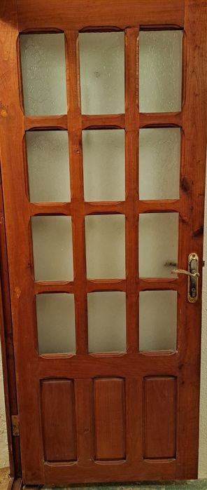 Vând 6 uși din lemn de brad