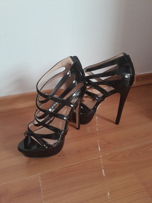 Vând sandale cu bretele