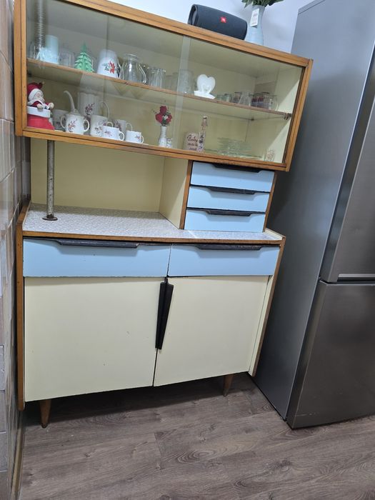 Ofer Gratis un Bufet pt. bucătărie