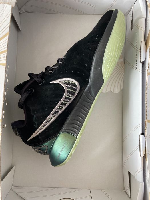 Маратонки Nike LeBron XXI LeBron James