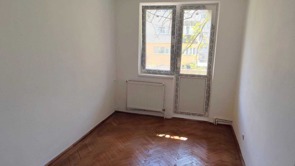 Vand apartament 3 camere str.Carpati, decomandat