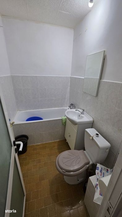 Vand garsoniera et. 4 zona Spital