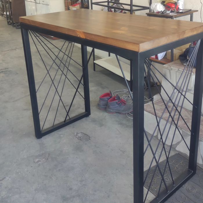 Бар маса от масив и желязо различни видове