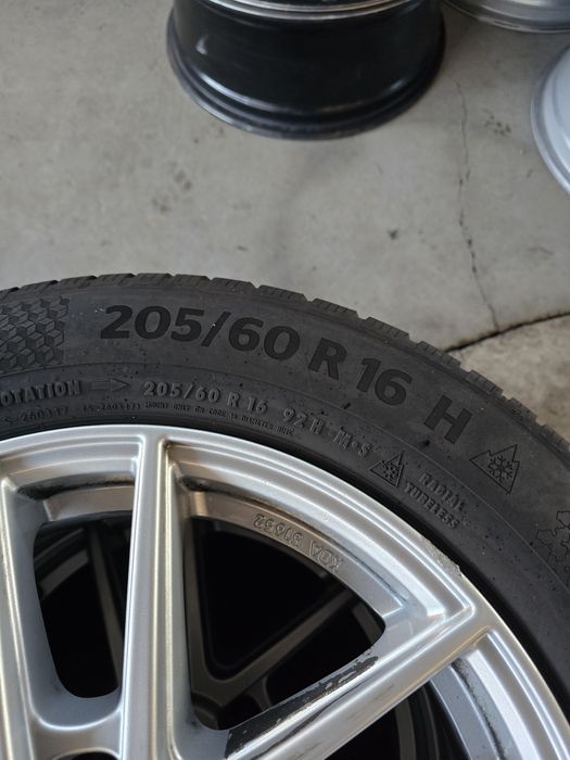 4 Броя 205/60/16 2xMichelin 7,5mm 24dot, 2xContinental 6,8mm 23dot