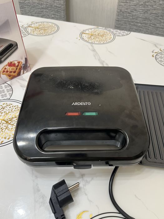 Вафельница почти новая