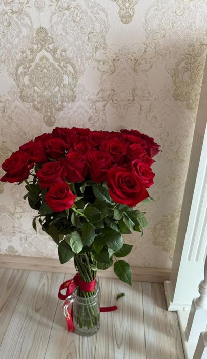 Метровые красные розы