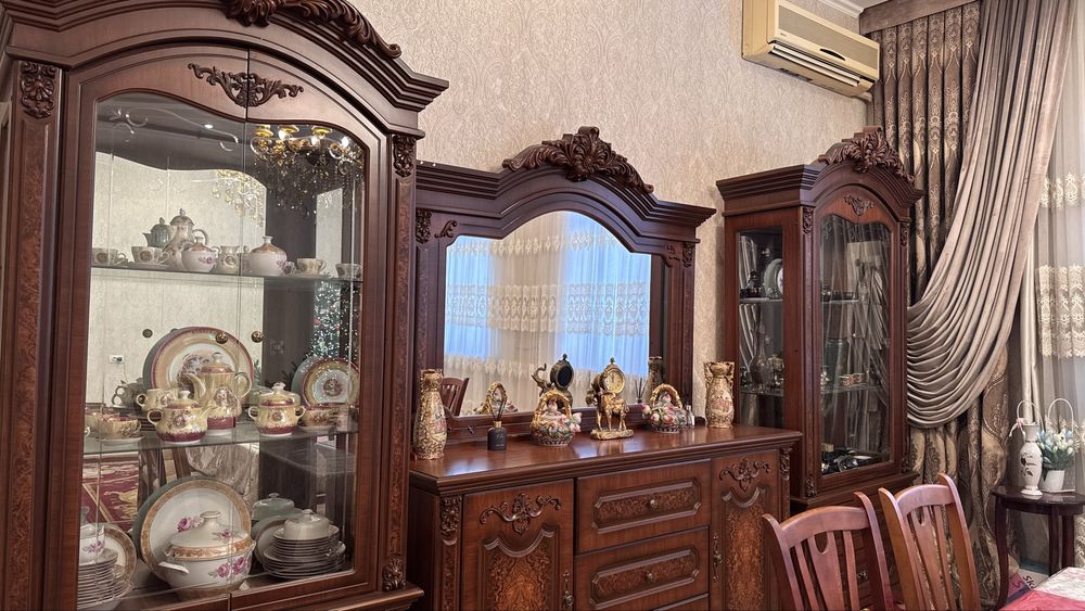 Продаётся мебель для зала: стол, стулья, стенка, пенал.