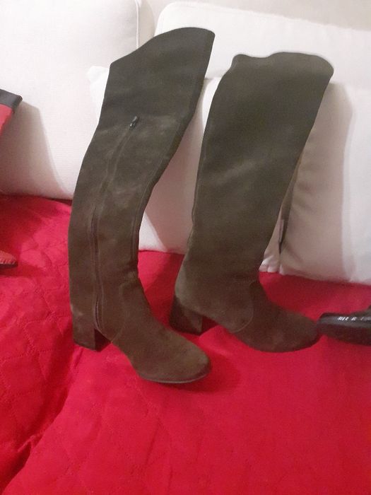 Продавам три чифта ботуши  модерни  и актуални за сезона.