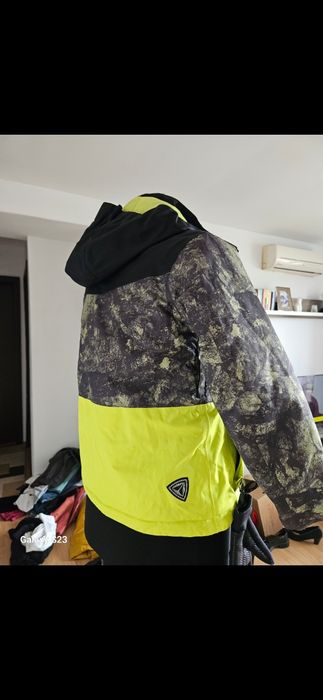 Costum Ski Waterproof. 8 ani .300 lei