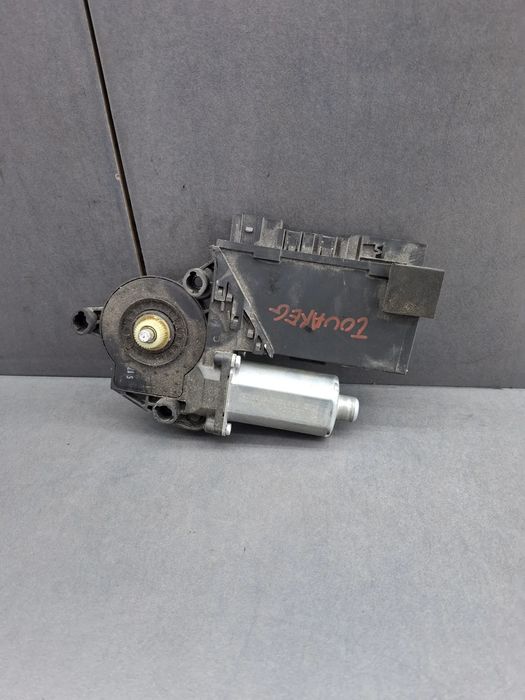 Motoras macara geam dreapta 3D0 959 794 E Volkswagen VW Touareg 2003