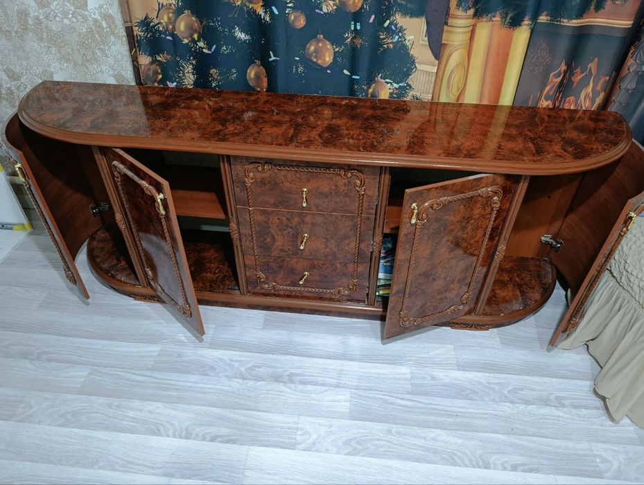 Продаётся большая тумба для зала под телевизор в отличном состоянии!