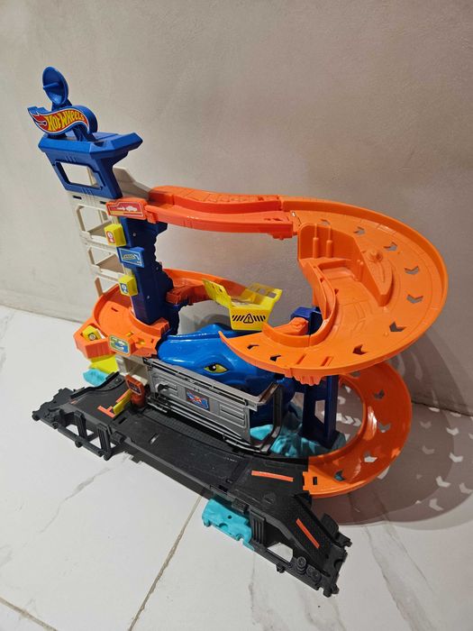 Hot wheels писта Паркинг гараж акула