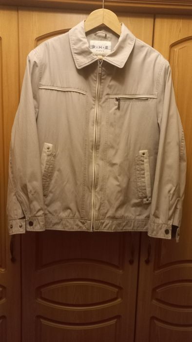 Куртка мужская в хорошем состоянии утеплена подстежкой