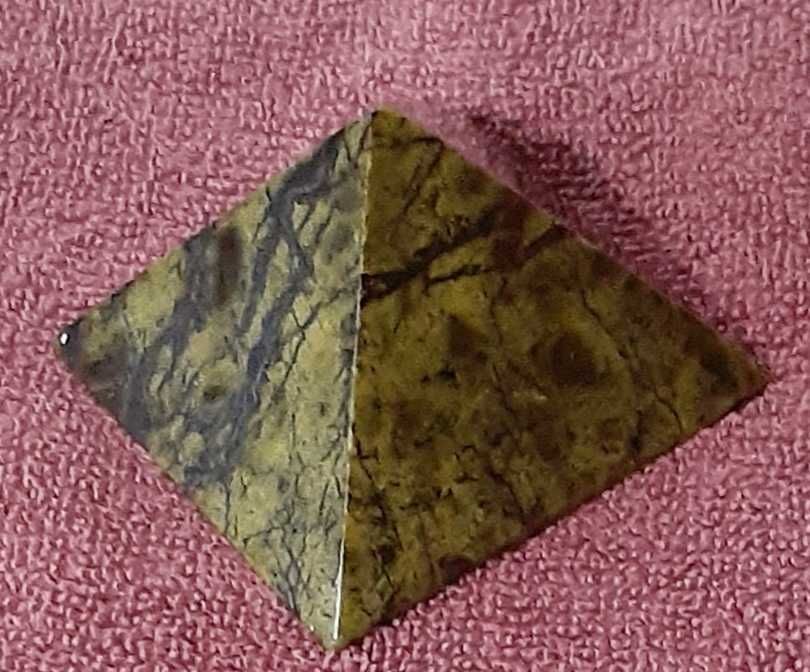 Пирамида - талисман из камня (змеевик)