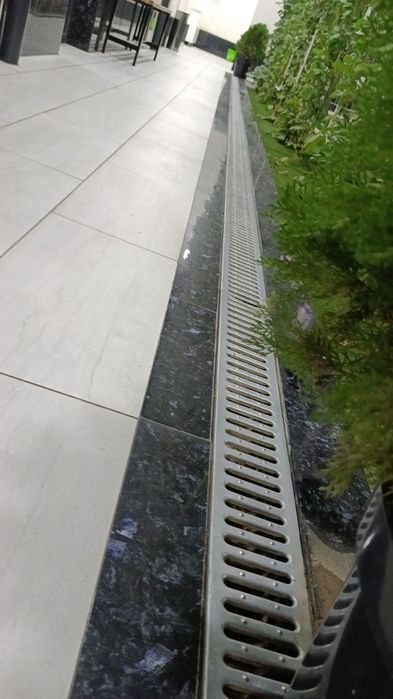 Линейной дренажный лоток, арык с решёткой. Трапы для сада и паркинга