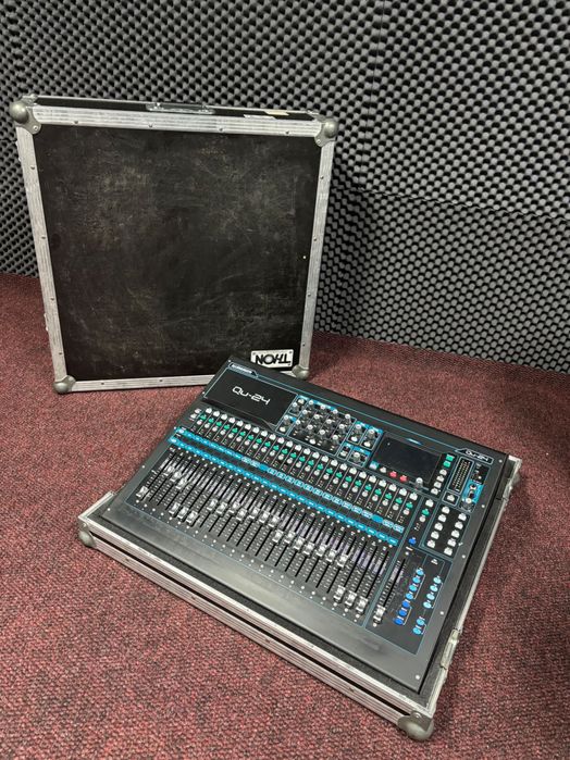 Allen & Heath QU-24 cu Case