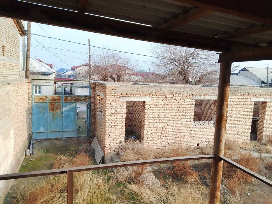 8 sotix qurilishi tugallanmagan uy sotiladi