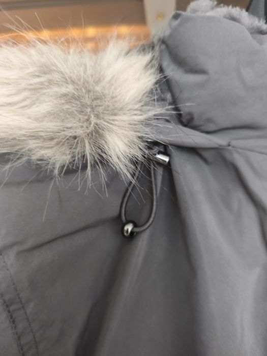Geacă de damă, impermeabila și căptușită cu blană, stare ca nouă
