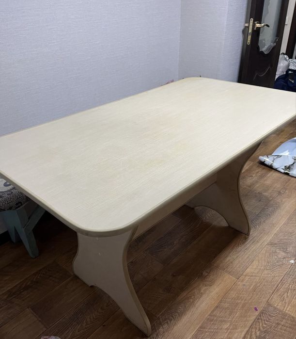 Стол обеденный, бежевый