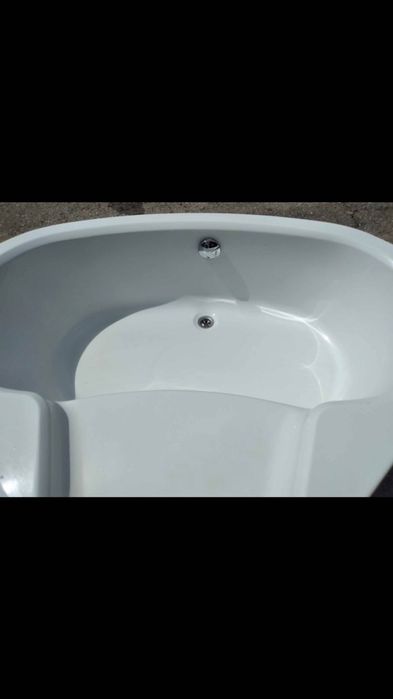 Триъгълна акрилна вана