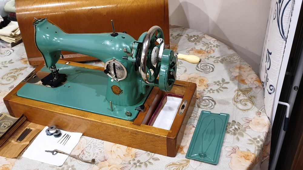 Продам швейную советскую машинку!
