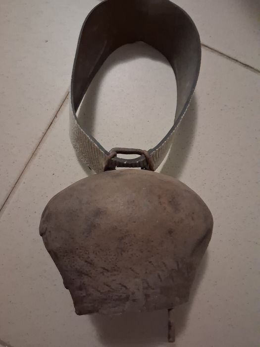 Голяма хлопка с каишка за окачване.