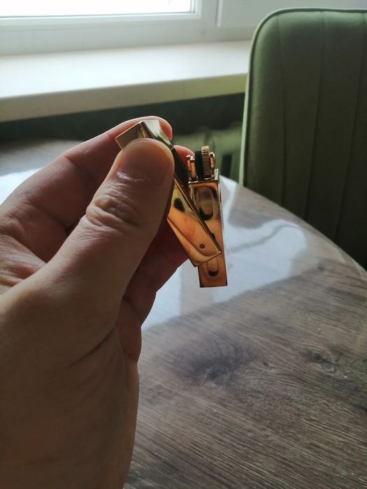 Бензиновая зажигалка.