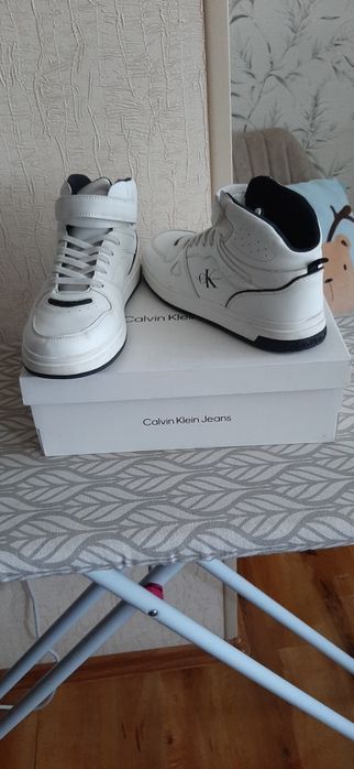 Кроссовки белые высокие на липучке