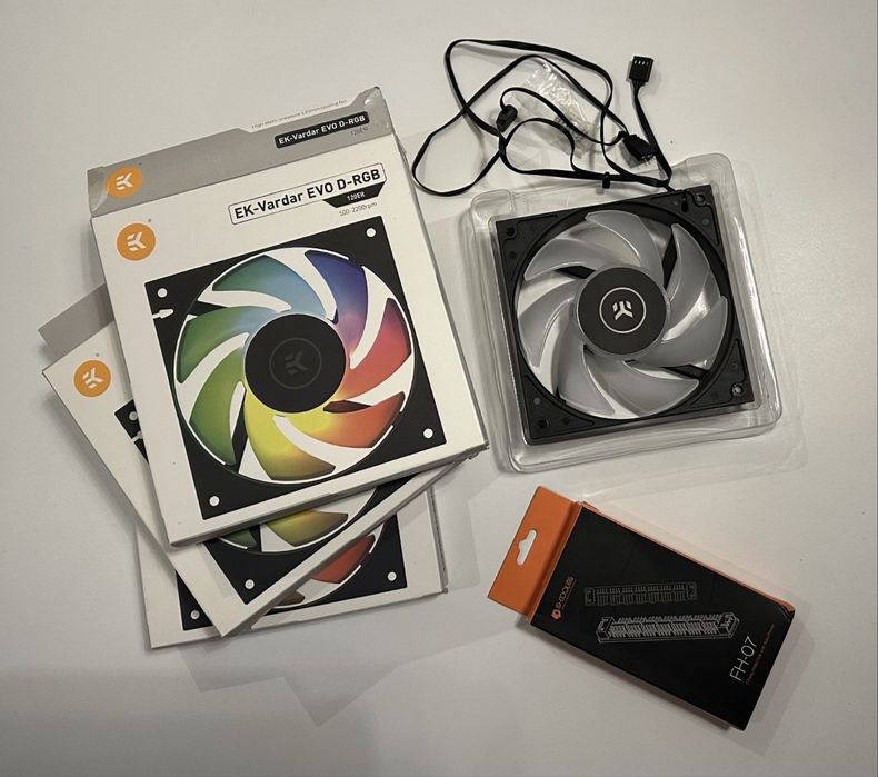 Carcasa Lian Li A3 Wood (+ ventilatoare EKWB).