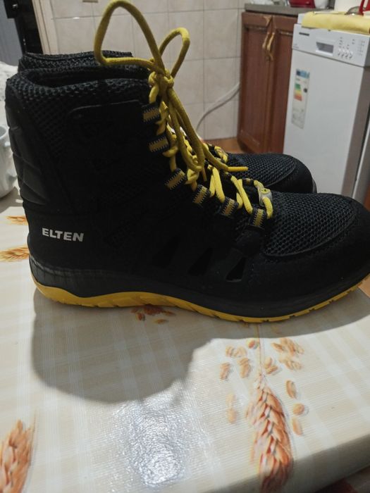 Vând bocanci cu protecție Nr. 37,5