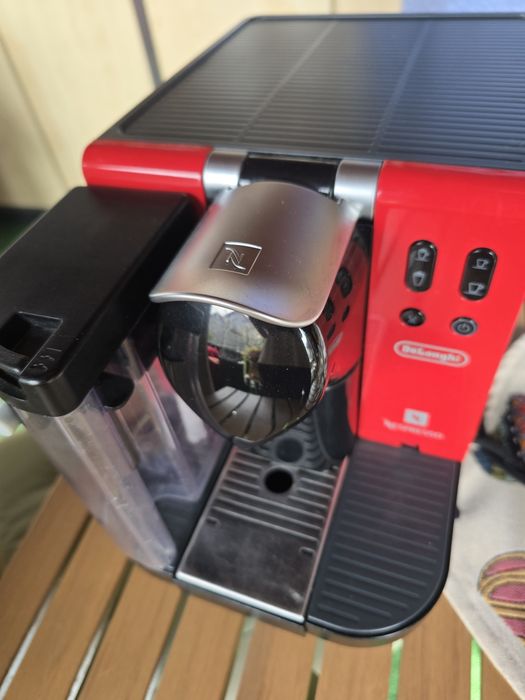 Nespresso DeLonghi cu capsule si spumant pt lapte