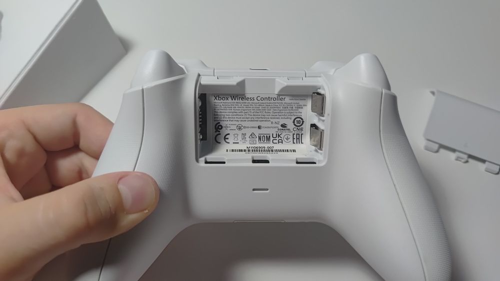 Оригинальный геймпад Xbox Wireless Controller (Robot White).