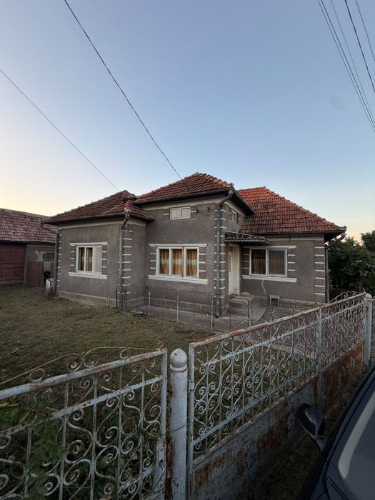 Casa de vănzare la țara