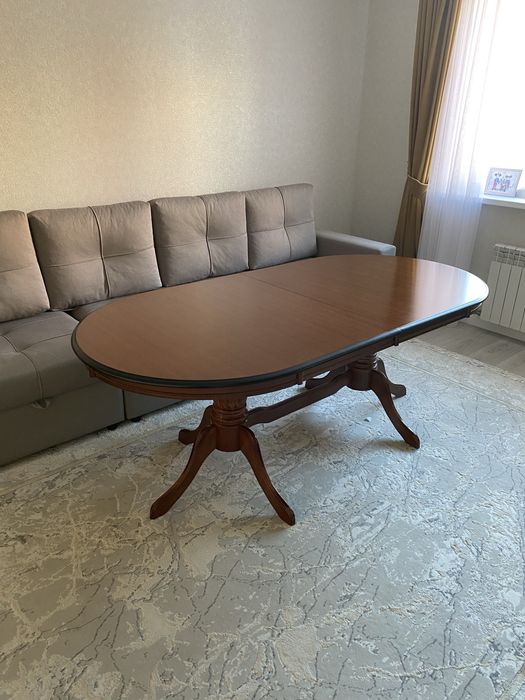 Продам обеденный стол.