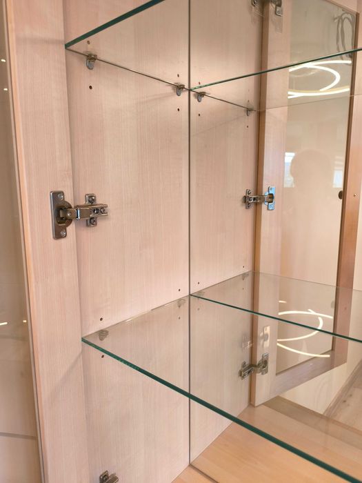 Масивен шкаф с витрина