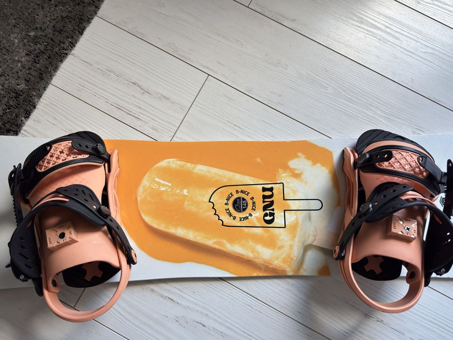 Сноуборд с автомати и каска