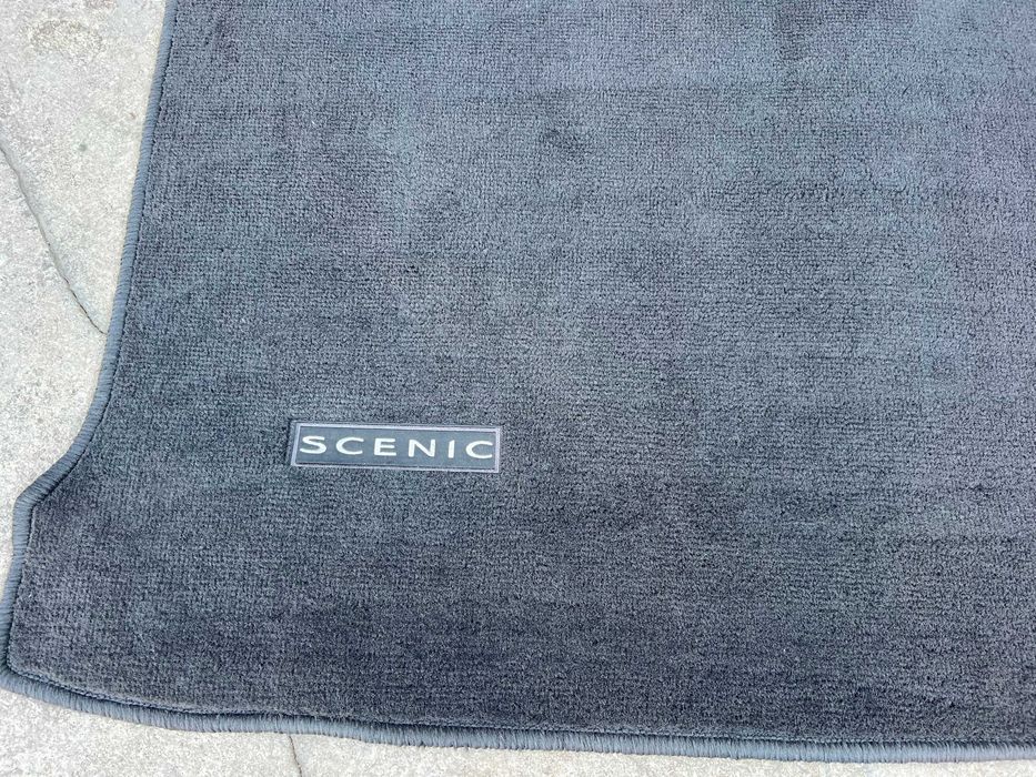 Продавам ОРИГИНАЛНА стелка/постелка за багажник за Рено/Renault!