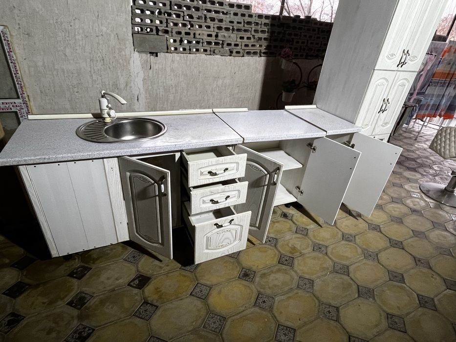 Продам кухонный гарнитур белый