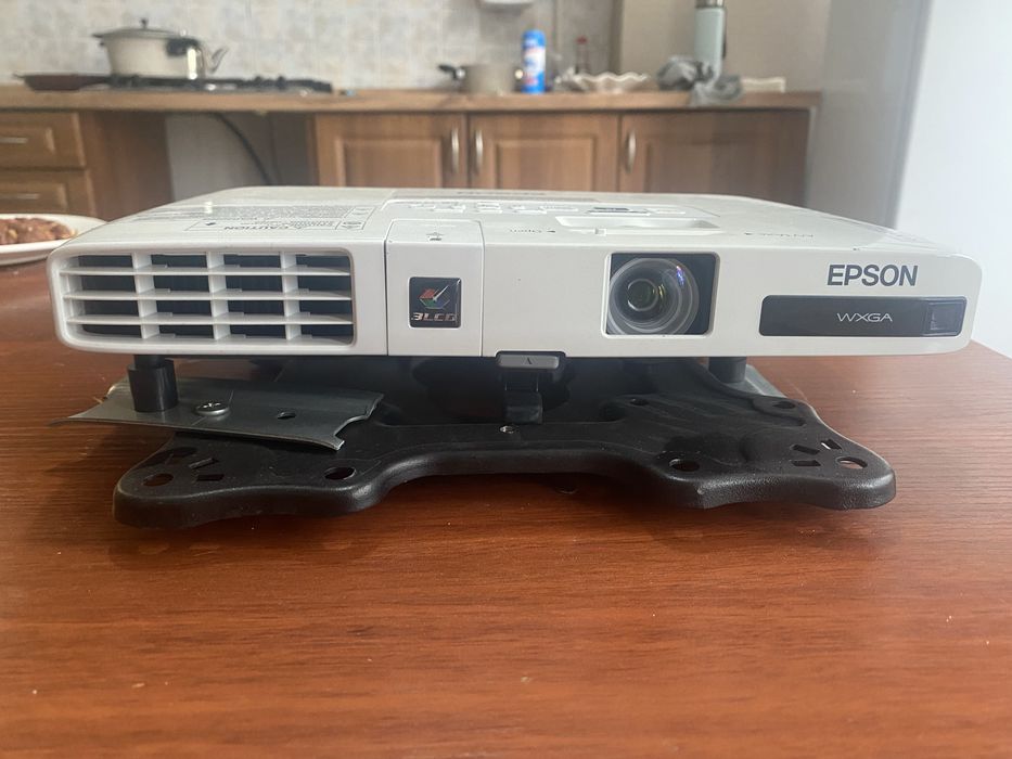 Проектор Epson EB-1776W почти новый