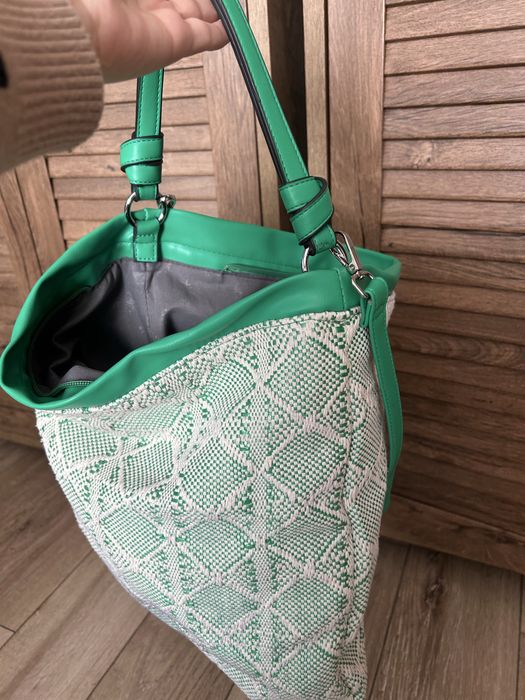 Дамска чанта с подарък