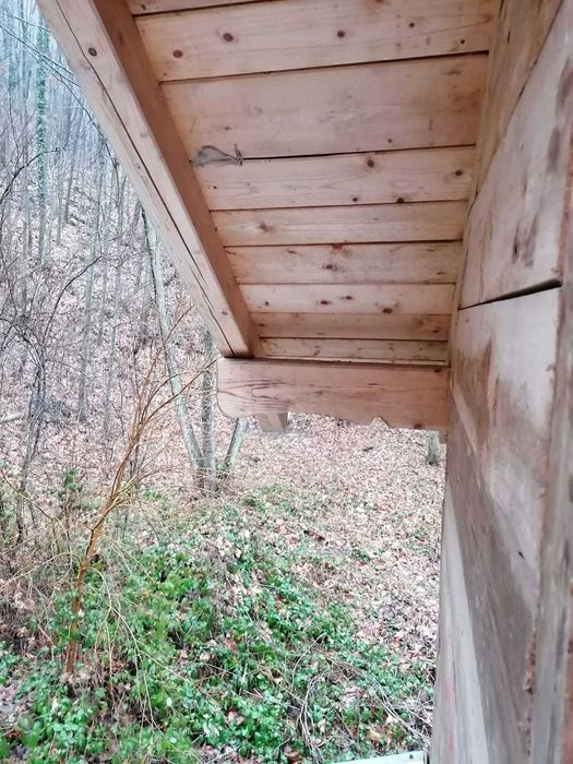 Vand cabana de lemn la Dezna, statiunea Moneasa, in Jud. Arad