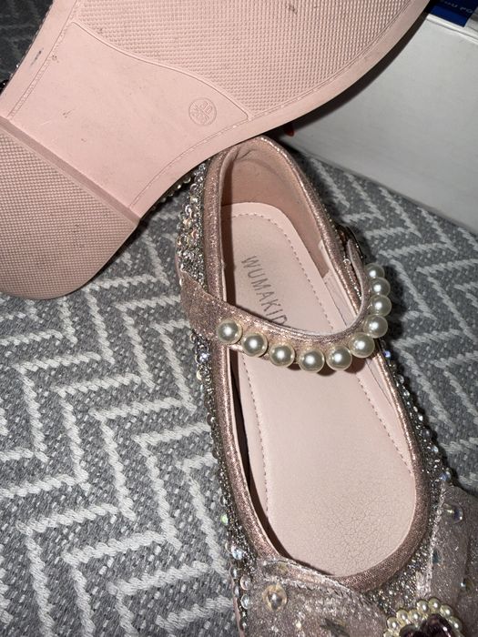 Продам красивые и удобные туфли на девочку