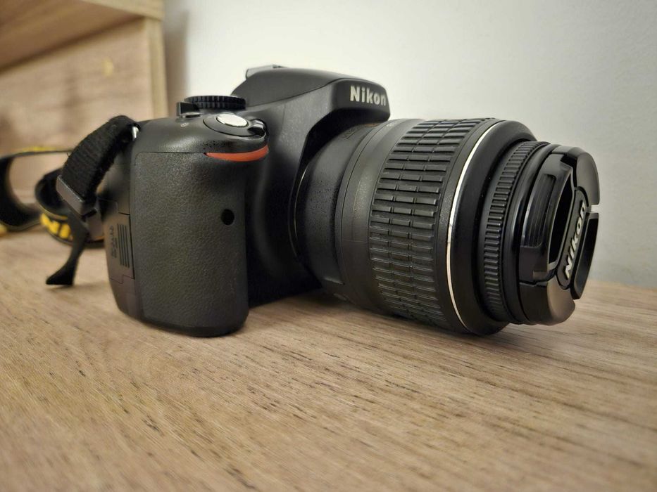 Aparat DSLR Nikon D5100 si obiectiv stock 18-55 f3.5-5.6 și accesorii