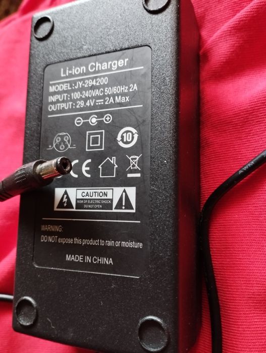Încărcator hoverboard,trotineta,bicicleta electrică,etc,litiu24(29,4V)