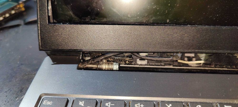 Reparare Balamale si Inlocuire Display Laptop Arad | Ecran spart