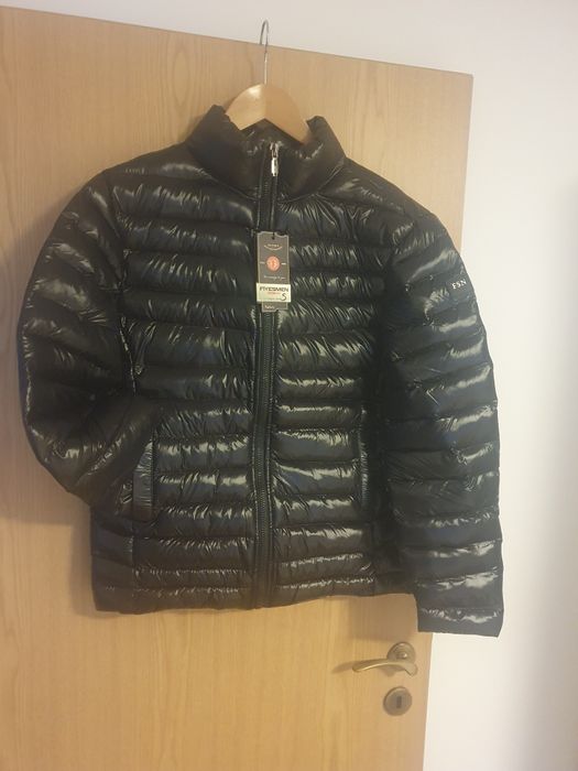 Geaca neagra lucioasă