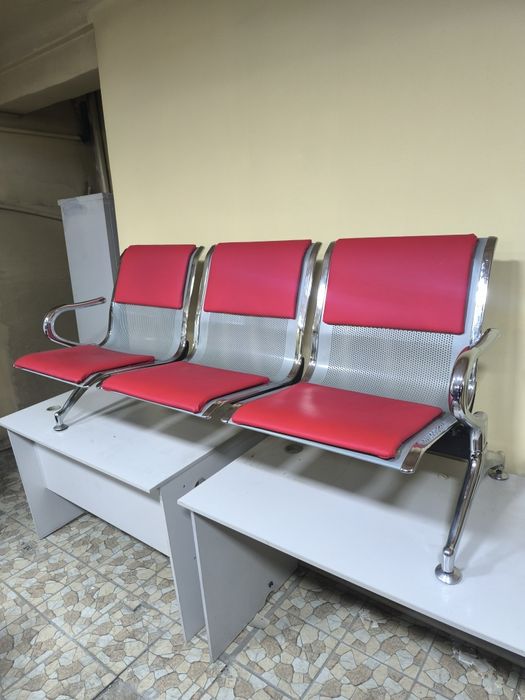 Офисные скамьи красного цвета