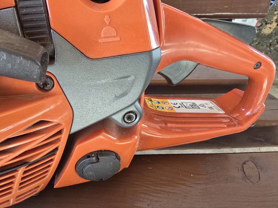 Motorierastrău husqvarna